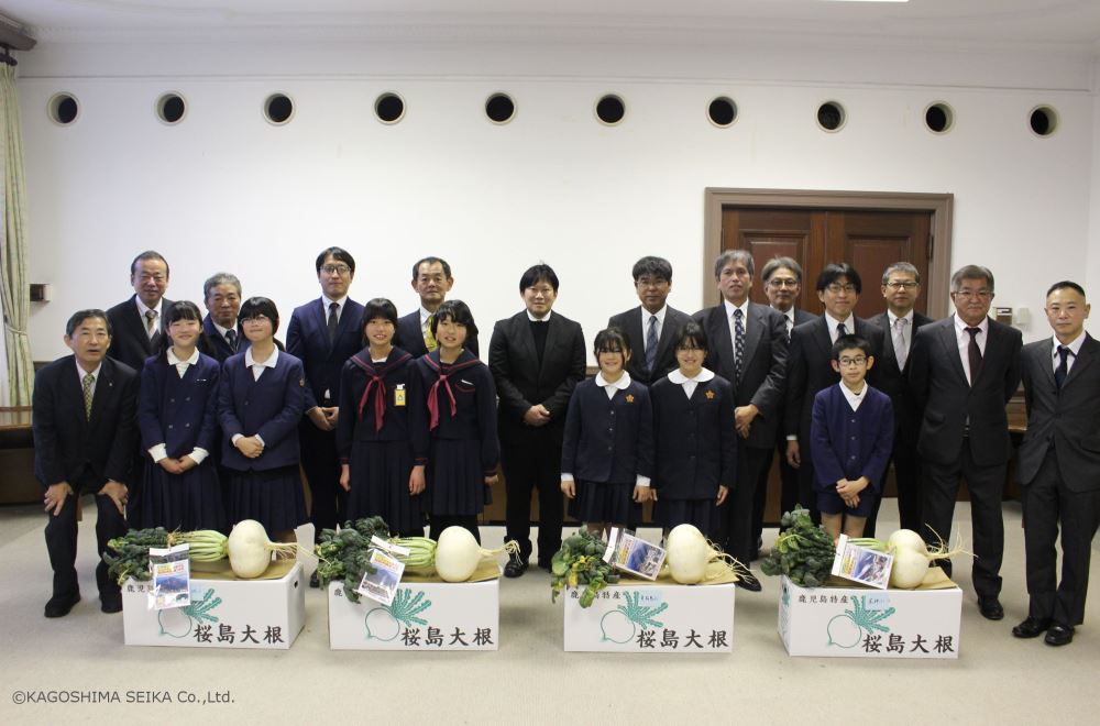 こどもたちが育てた桜島大根を下鶴鹿児島市長へ贈呈しました