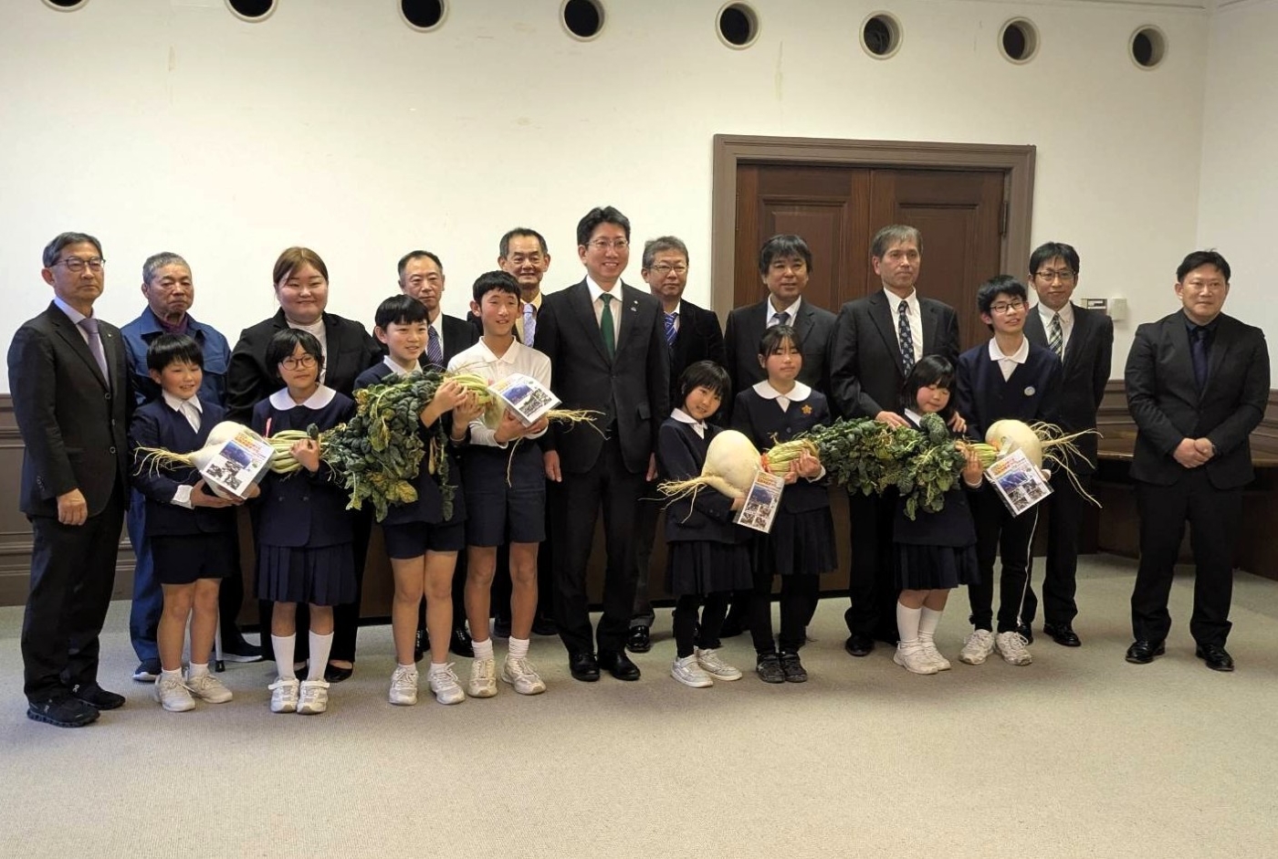「こどもたちが育てた桜島大根」を下鶴隆央 鹿児島市長へお贈りしました